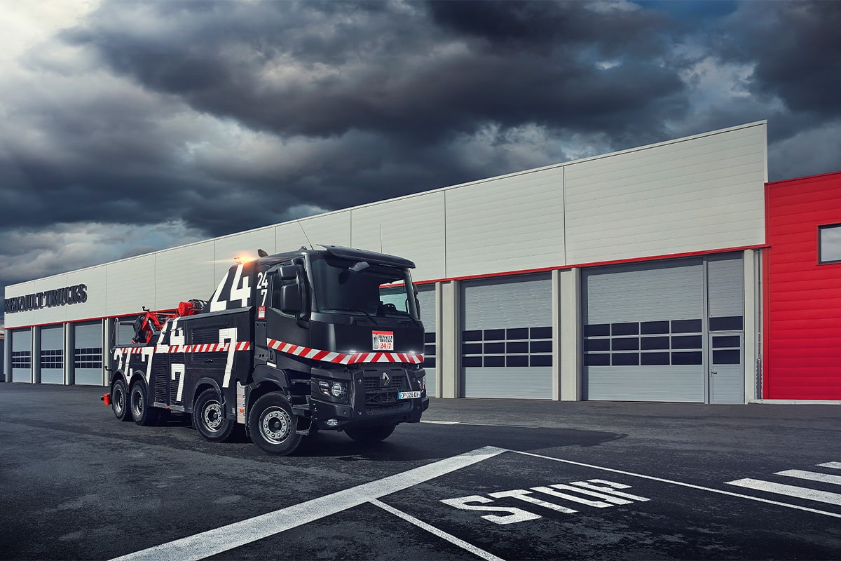 Renault-K in schwarz vor Hallen