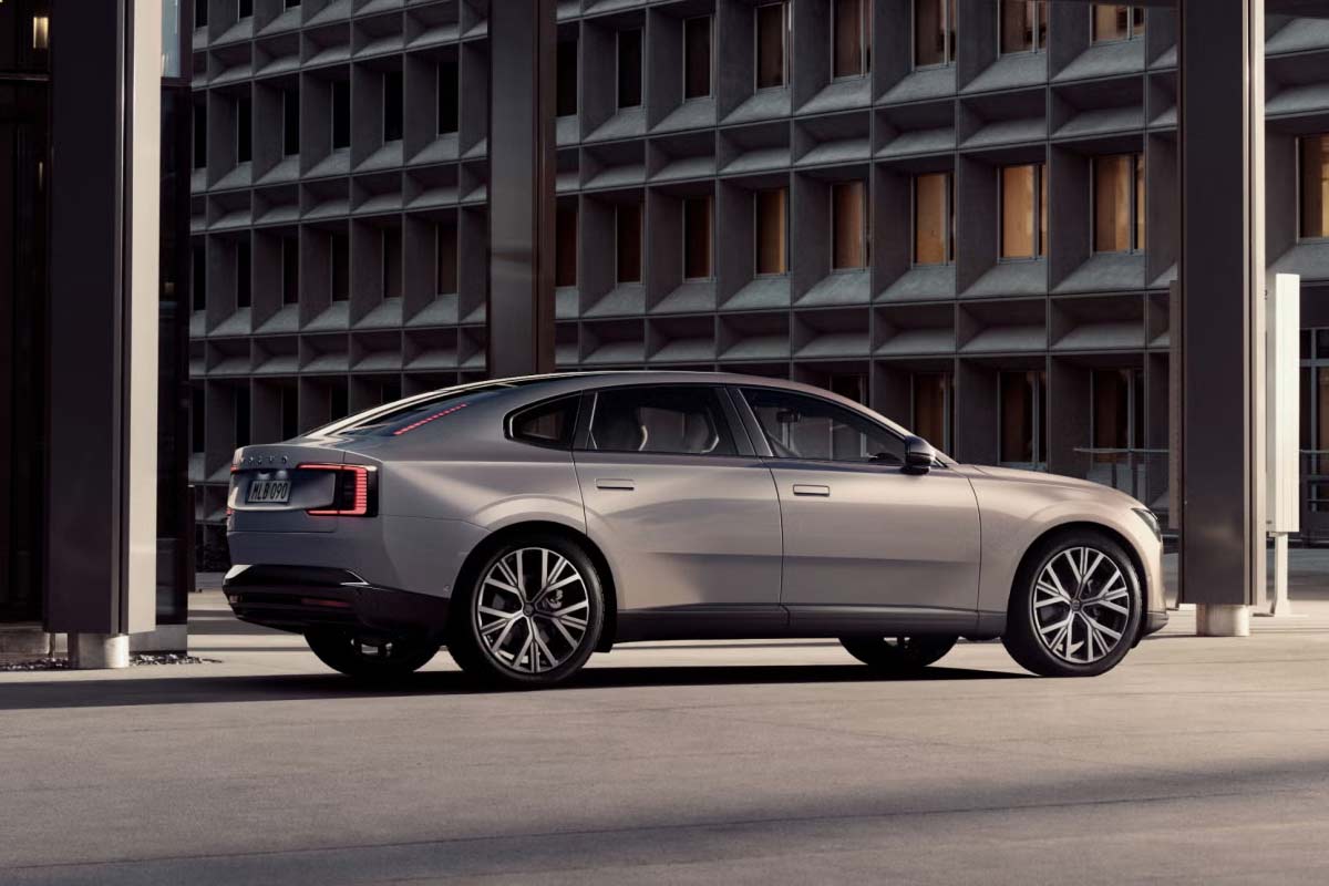 Bild zeigt den Volvo ES90 von hinten