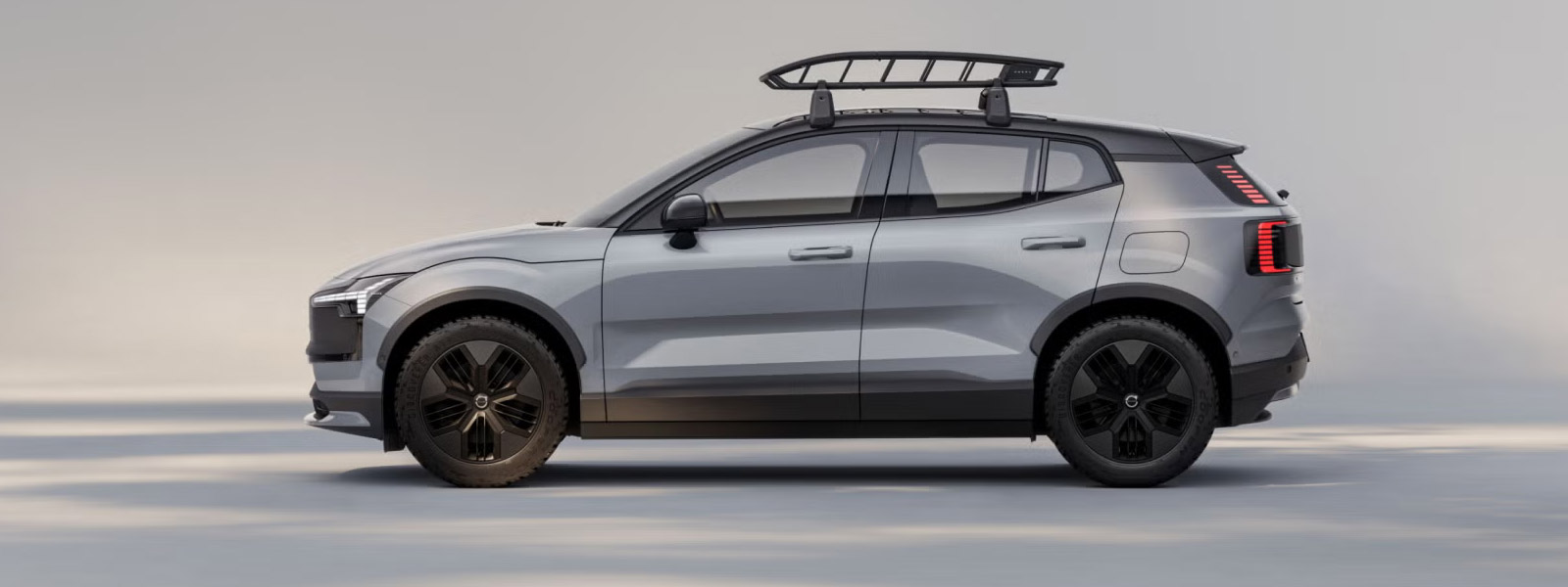 Bild zeigt den Volvo EX30 Cross Country von der Seite