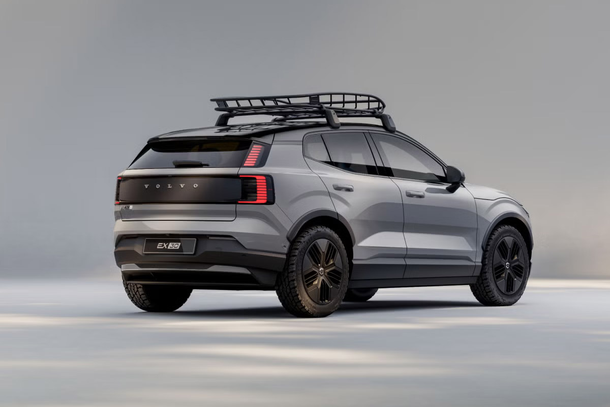 Bild zeigt den Volvo EX30 Cross Country von schräg hinten