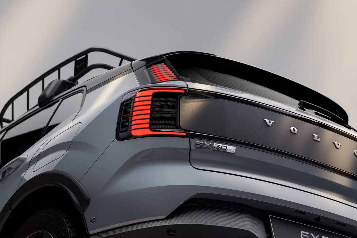 Bild zeigt die Heckleuchten des Volvo EX30 Cross Country