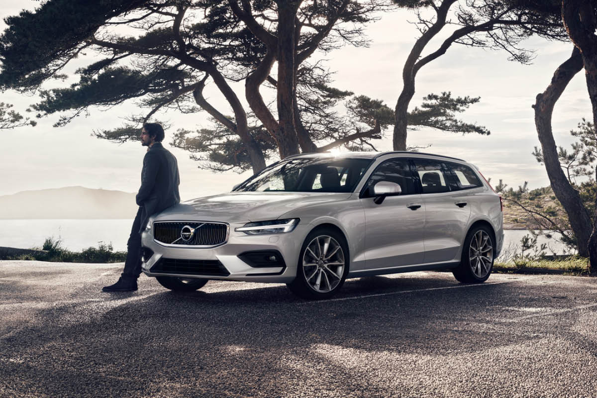 Volvo V60 steht vor der Meeresküste