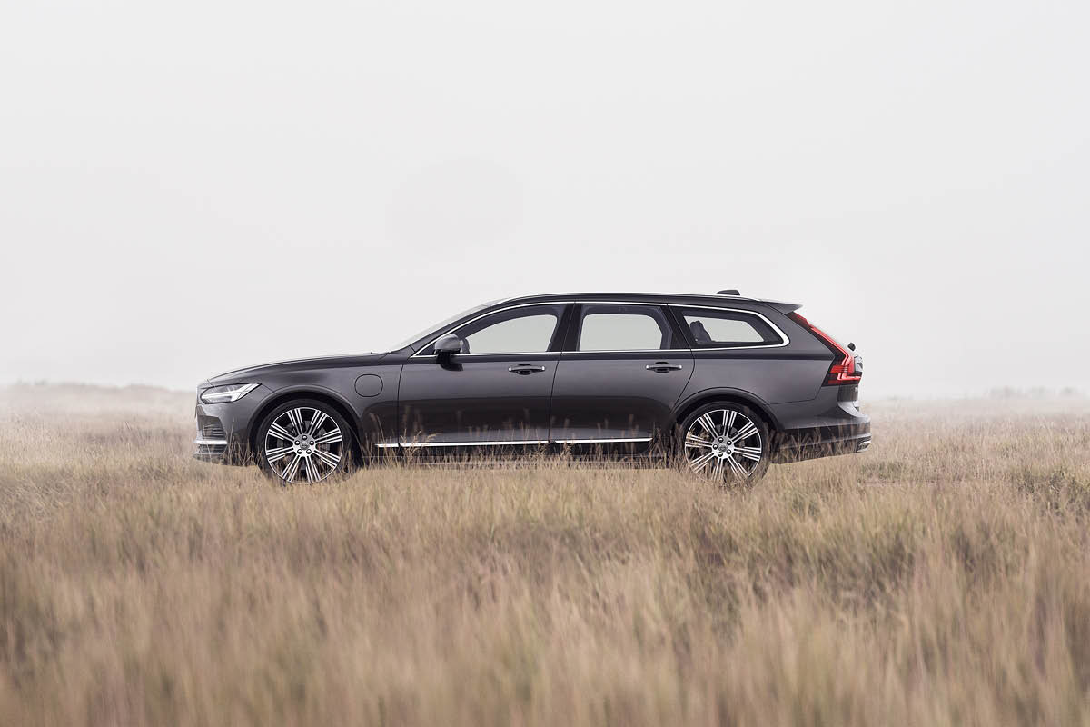 Volvo V90 auf dem Feld