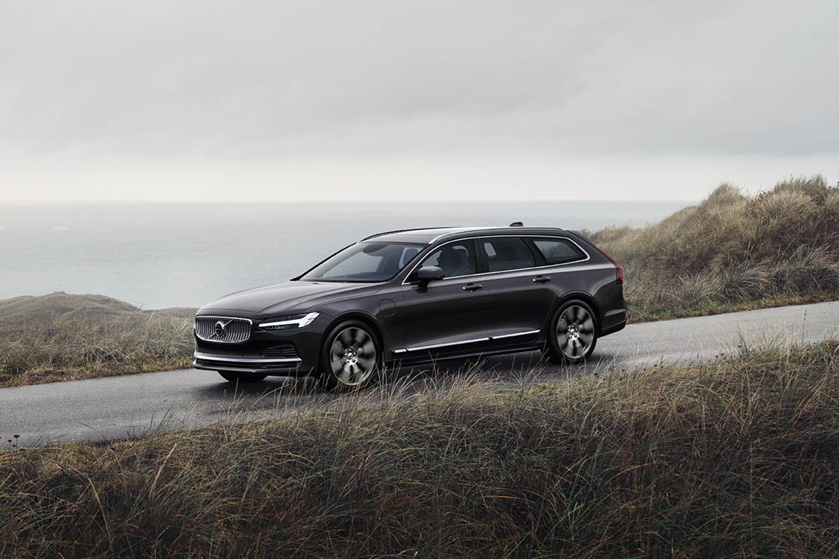 Volvo V90 auf dem Feld