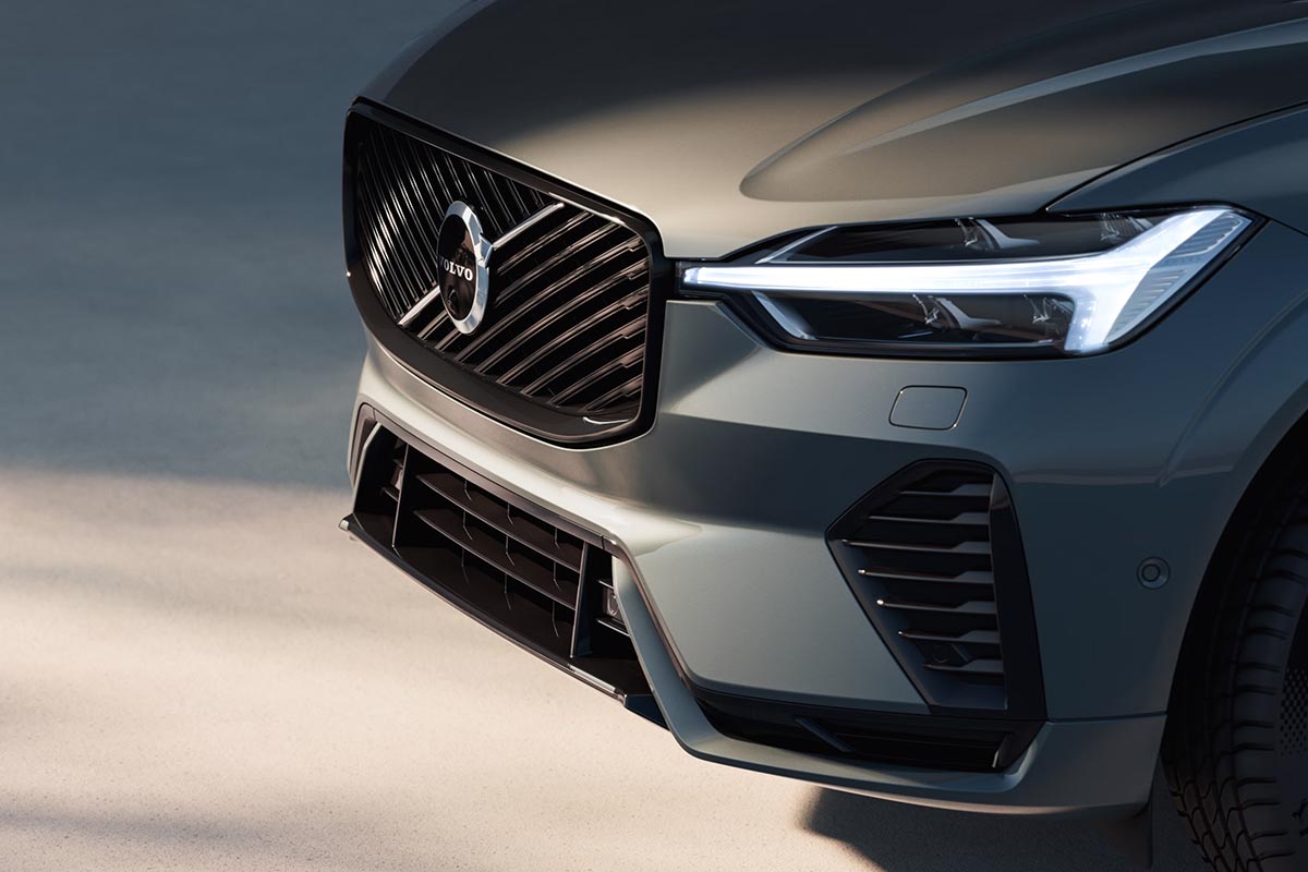 Bild zeigt das Facelift Modell des Volvo XC60 von schräg vorne