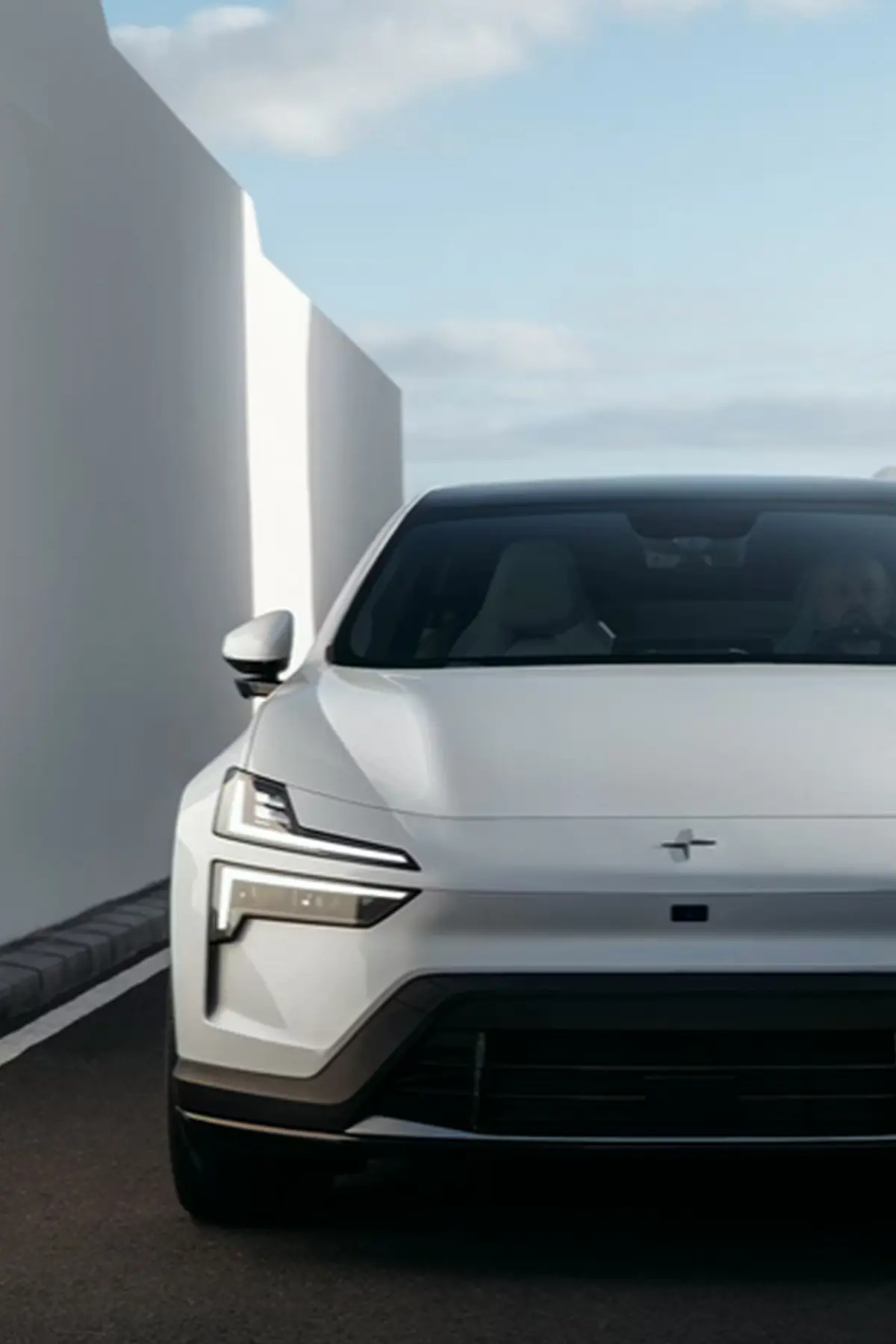 Bild zeigt einen Polestar4 von Vorne