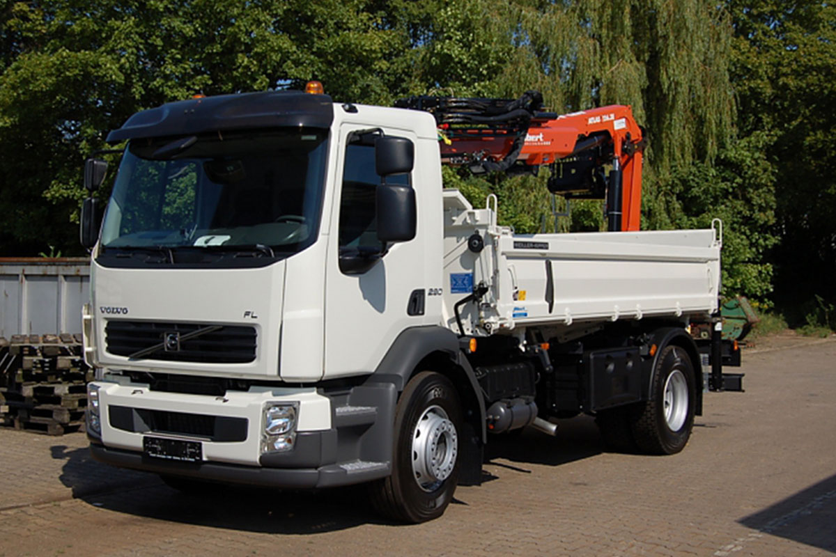 Volvo FLH 280 mit Kipperaufbau und Heckladekran