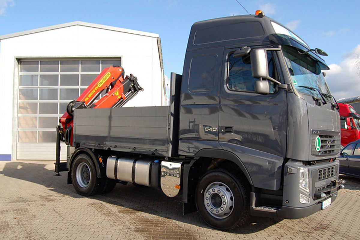 POPP Volvo FH 540 mit Kurzpritschenaufbau und Heckladekran