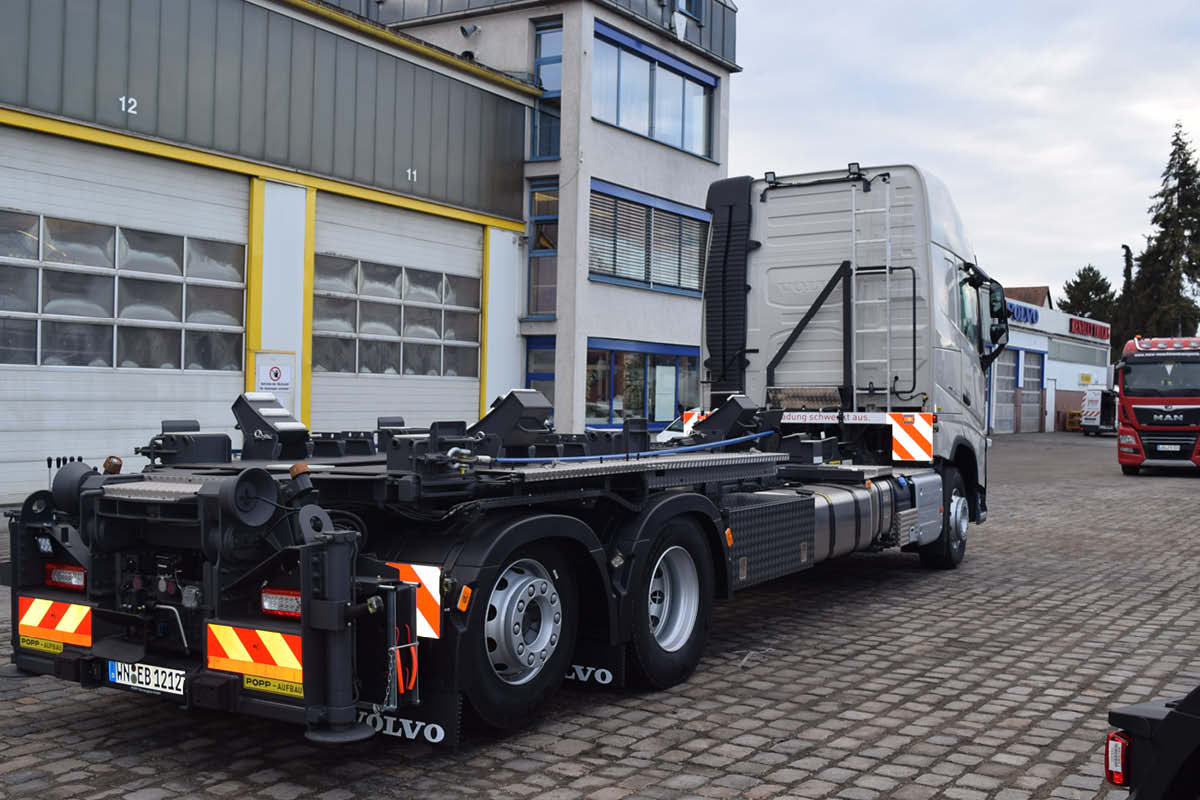 Volvo FH 440-8x4 mit POPP-Kombi-Silosteller für alle Systeme