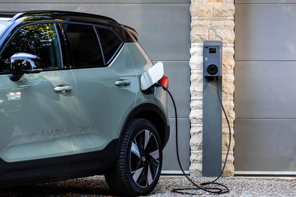 Auto lädt mit Wall-e 